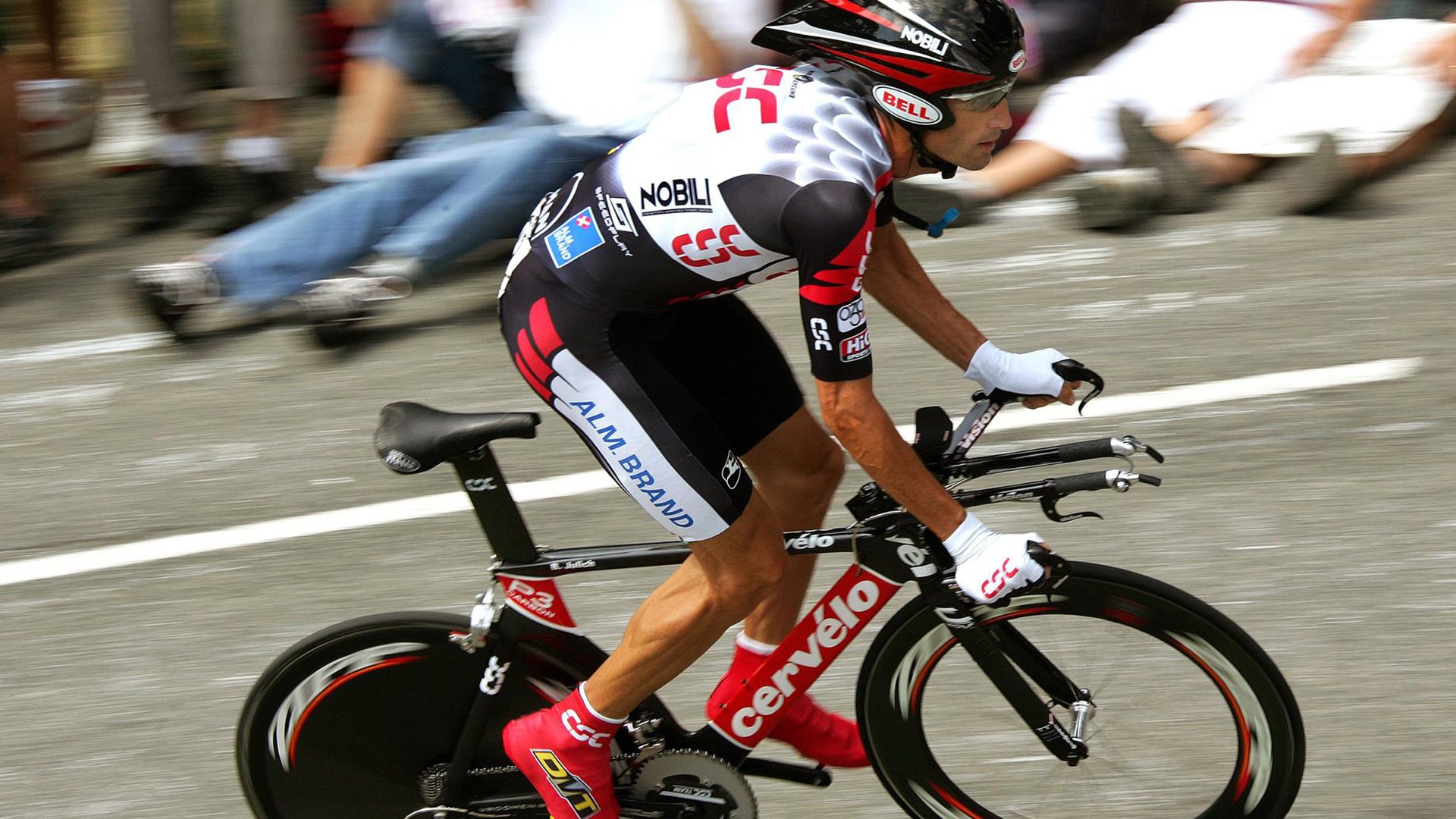 kaiyun网站-五大联赛中场争夺激烈程度是否决定观赏性高低，五大联赛场地大小